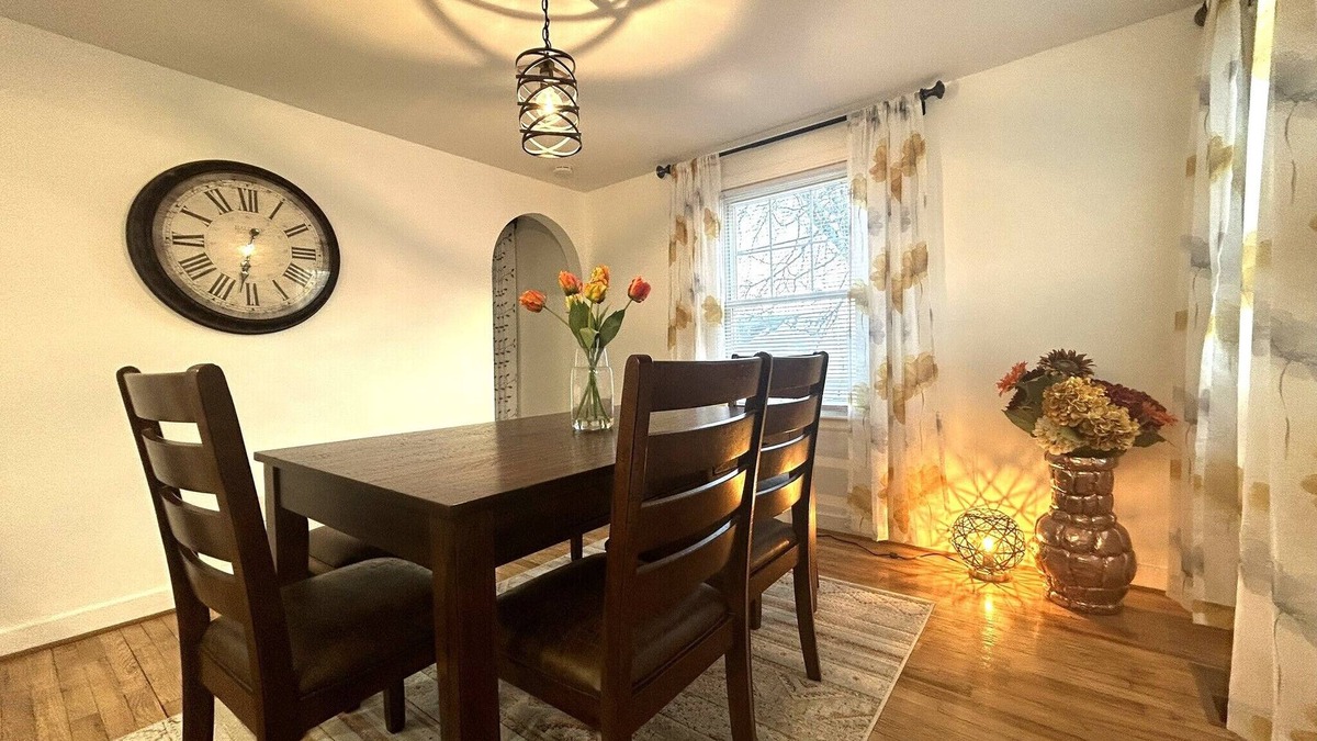 New Hartford House | Updated, bright Cape, Fenced-in yard, patio, BBQ, Sleep 6, minutes to Utica