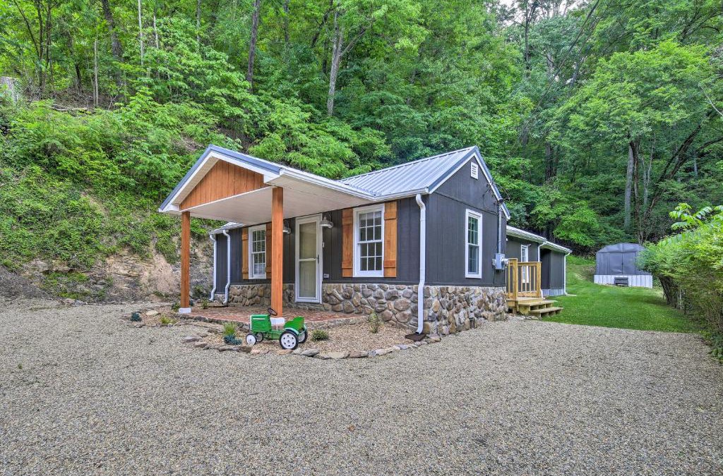 Bristol House | Updated Bristol Retreat about 2 Miles to Downtown!