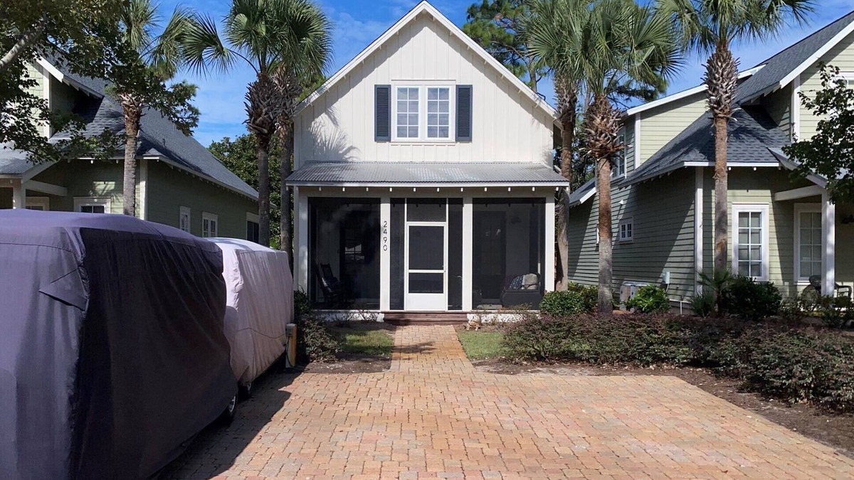 Sandestin House | Updated bungalo with 6 seat golf cart. Book now!