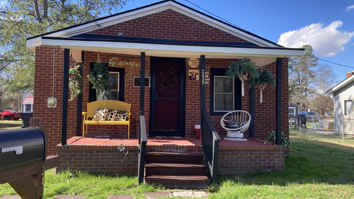 Winterville House | Updated bungalow with screened in porch in rear.