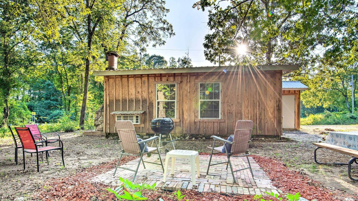 Hatton Cabin | Updated Cabin w/Porch, Mins to Cossatot River