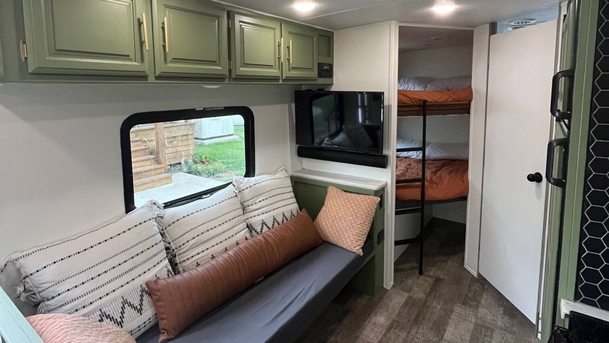 El Reno House | Updated camper with horse accommodations! Beautiful, quiet location