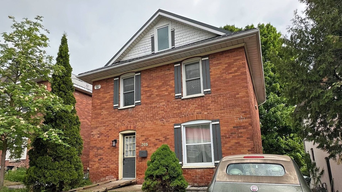 Orillia House | Updated Century home close to Beach & Downtown