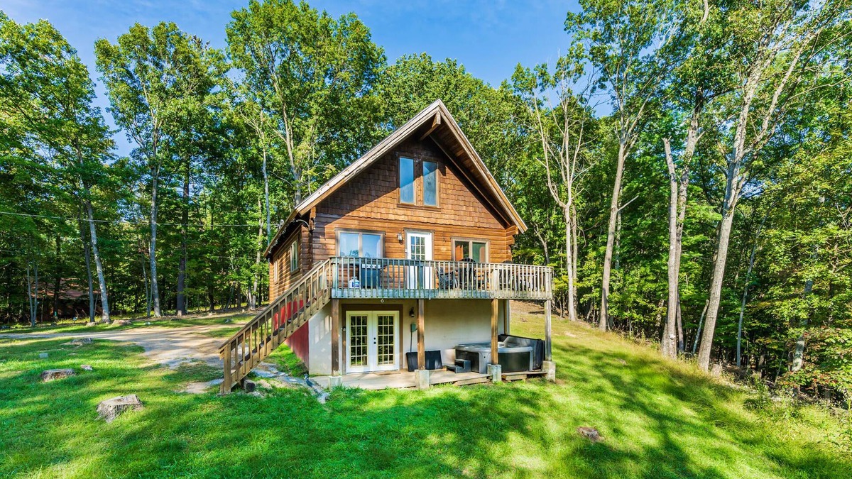 Berkeley Springs Cabin | Updated Chalet w/Hot Tub, Fire Pit, Deck, & WiFi