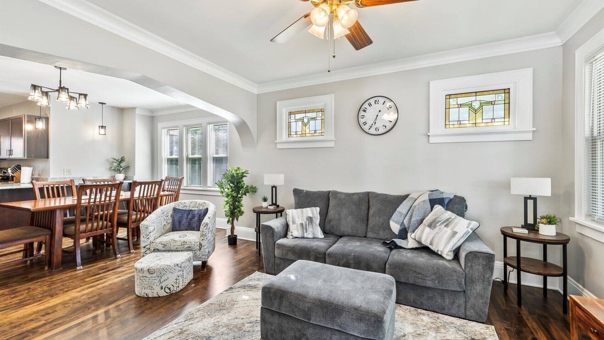 Milwaukee House | Updated Clean 2 BDRM Lower Apartment