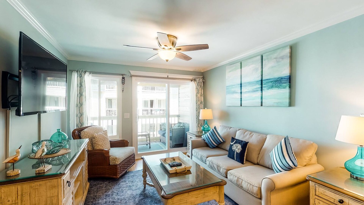 Isle of Palms Villa | Updated condo by the beach with balcony & pool - walk to IOP dining & shops