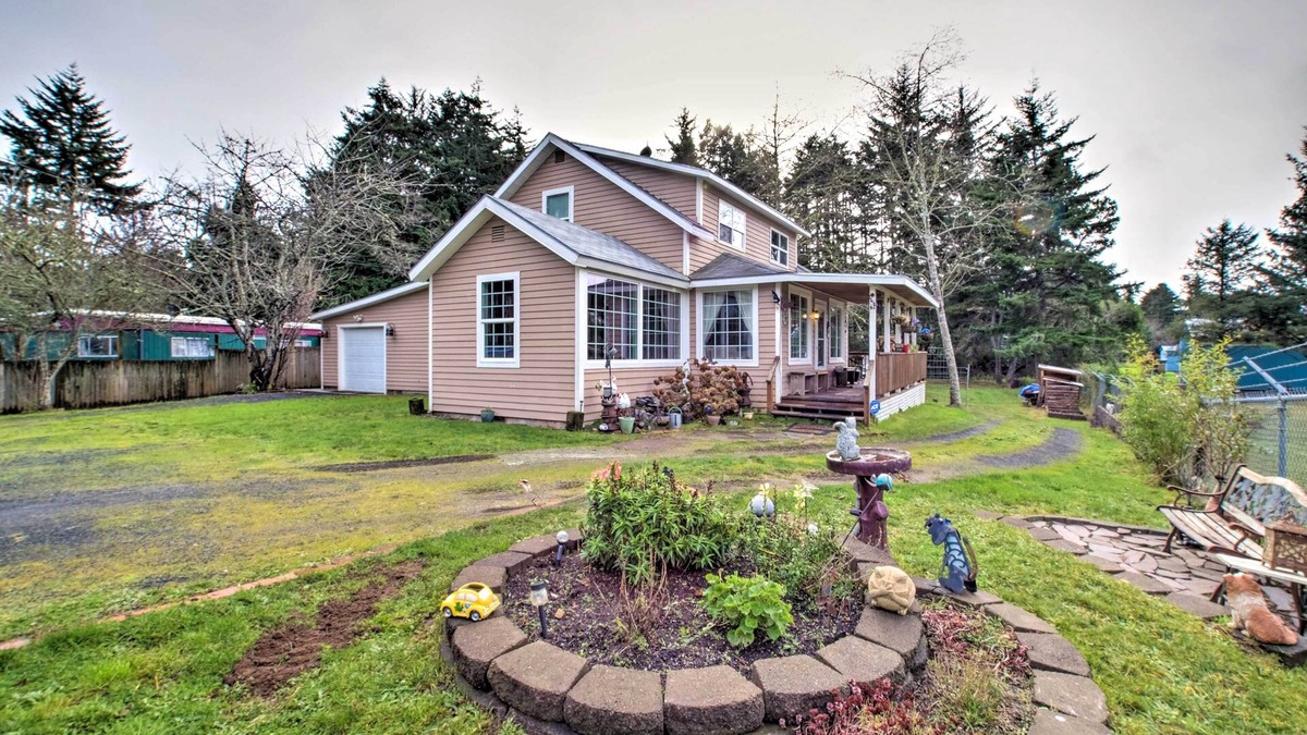 Coos Bay House | Updated Coos Bay Home ~ 2 Mi to Pacific Ocean
