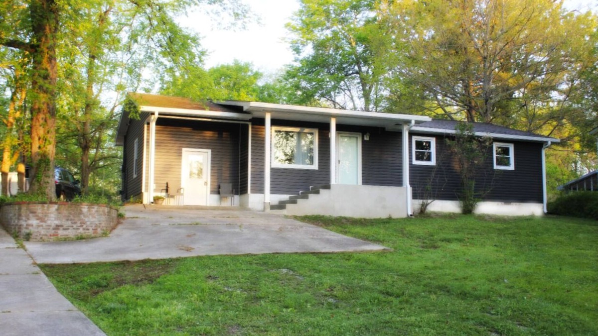 Cadiz House | Updated cottage across from Lake Barkley, awesome patio, pets welcome!