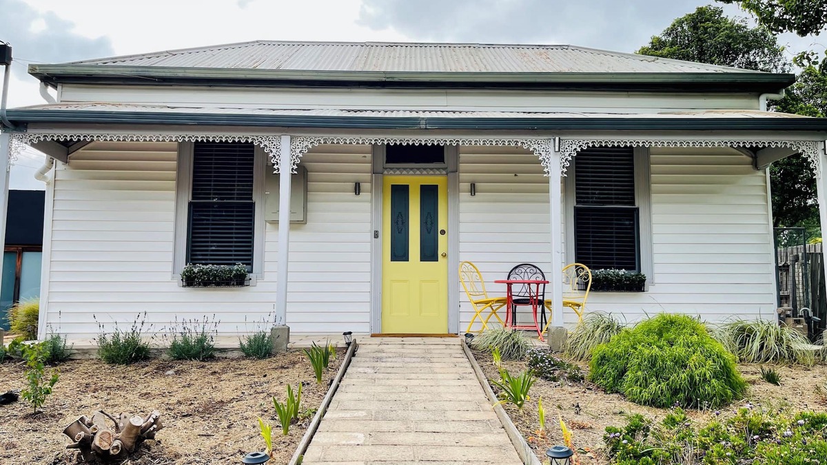 Canadian House | Updated Cottage on Large Sunny Block, 5 mins to town