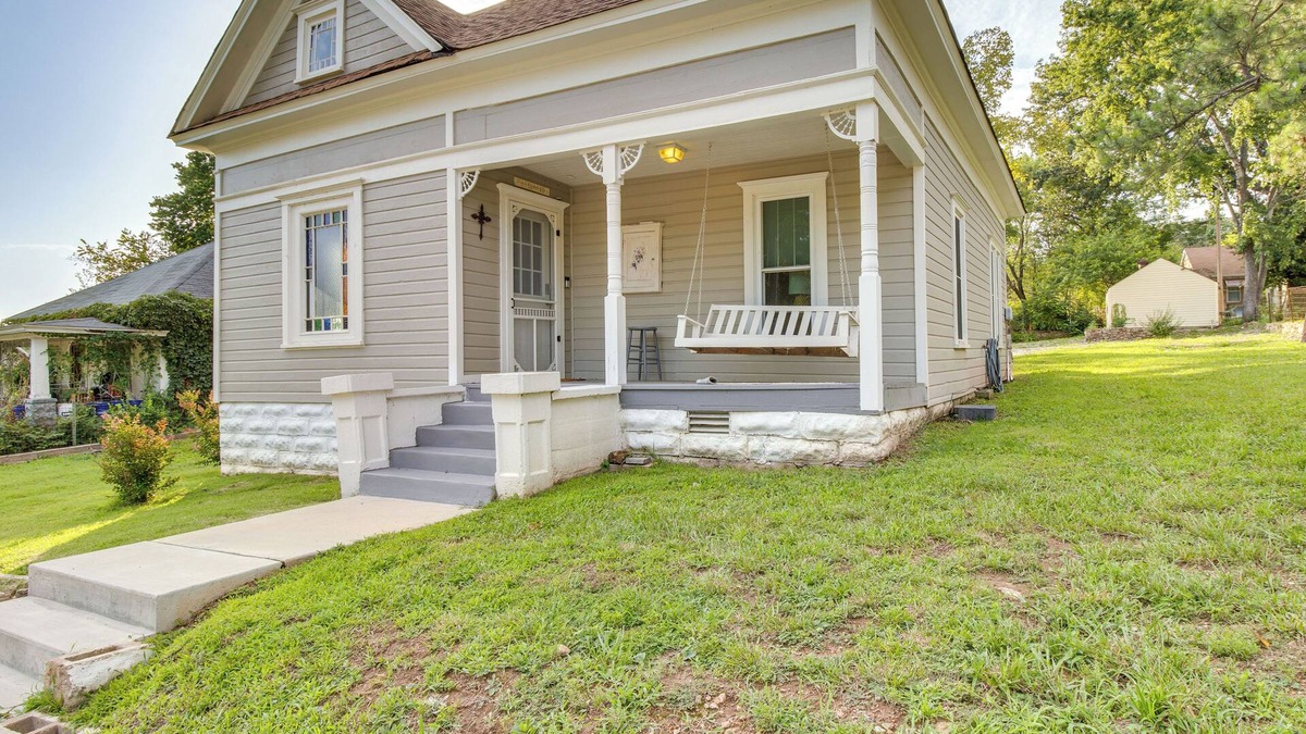 Cotter Cottage | Updated Cotter Cottage: Walk to White River!