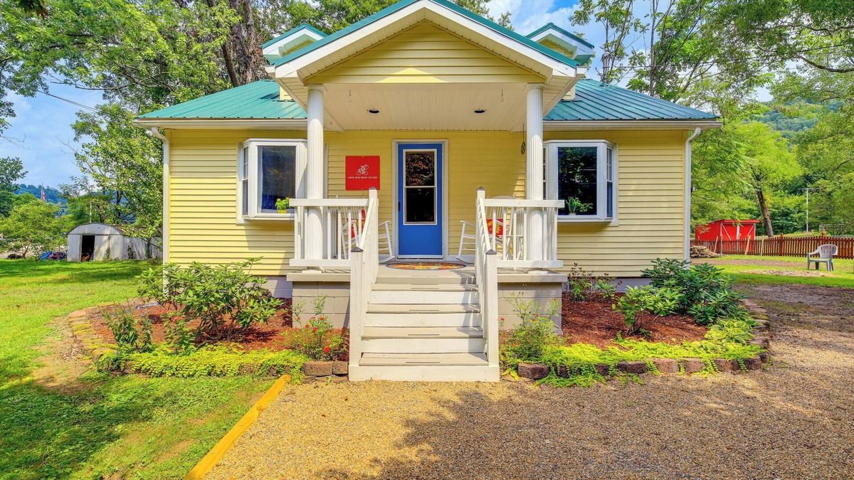 Damascus Cottage | Updated Damascus Cottage on Appalachian Trail!