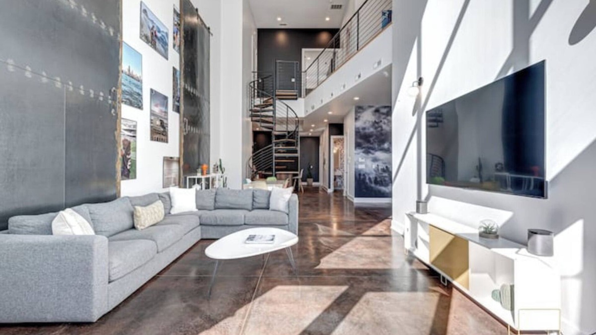 West Loop Condo | Updated Designer Duplex In Fulton Market W/parking