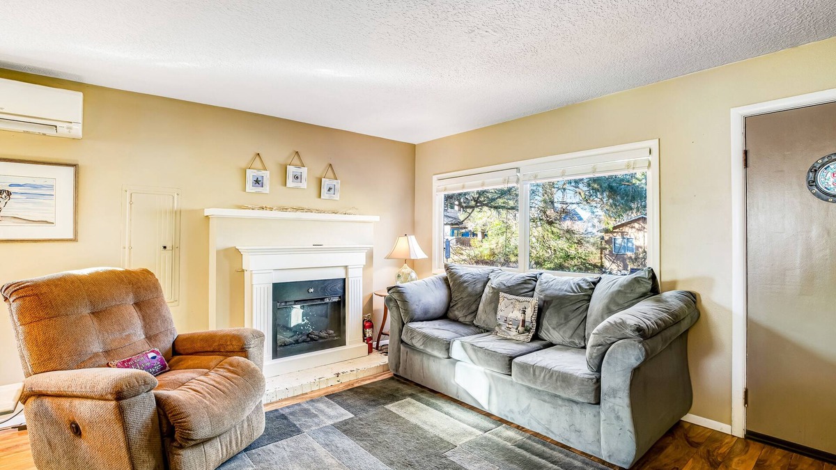Gearhart Cottage | Updated Dog-Friendly Cottage with Outdoor Firepit, Five Blocks from the Beach