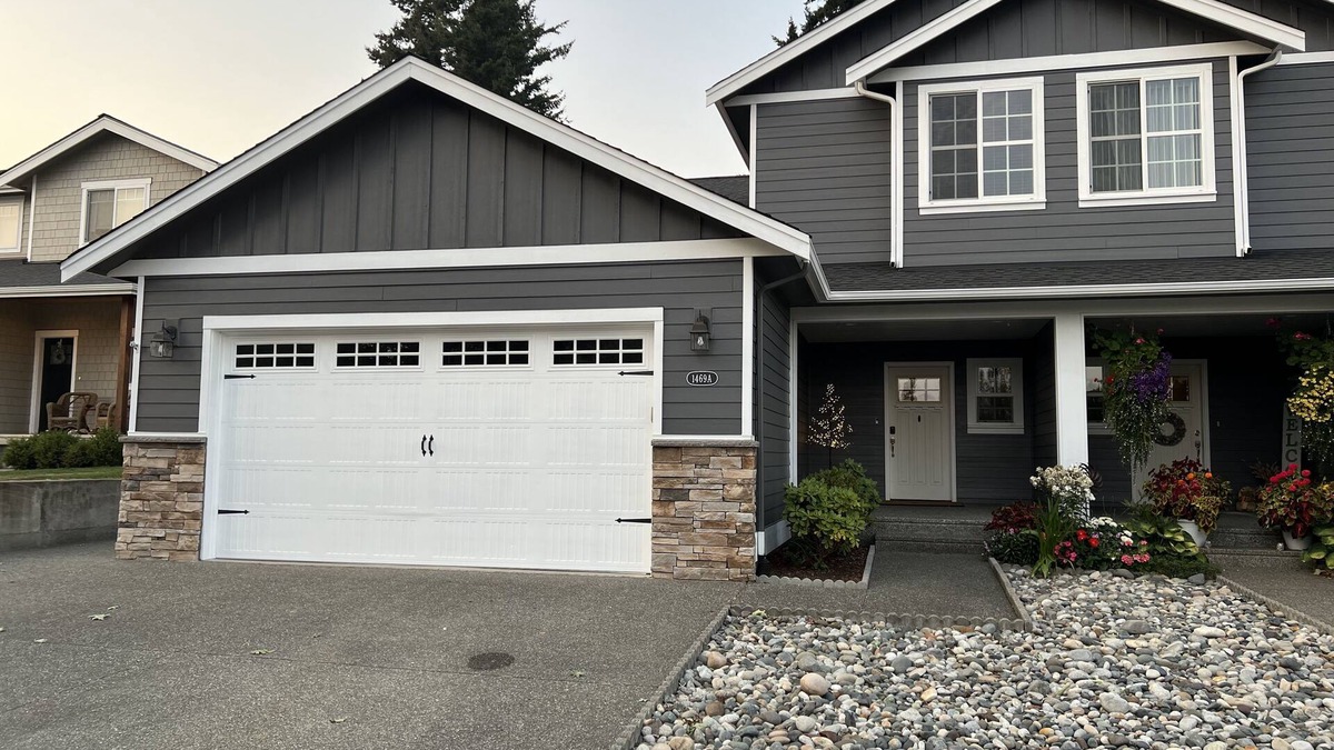 Lynden House | Updated duplex on quiet street close to dining, shopping, hospitals & mountains,