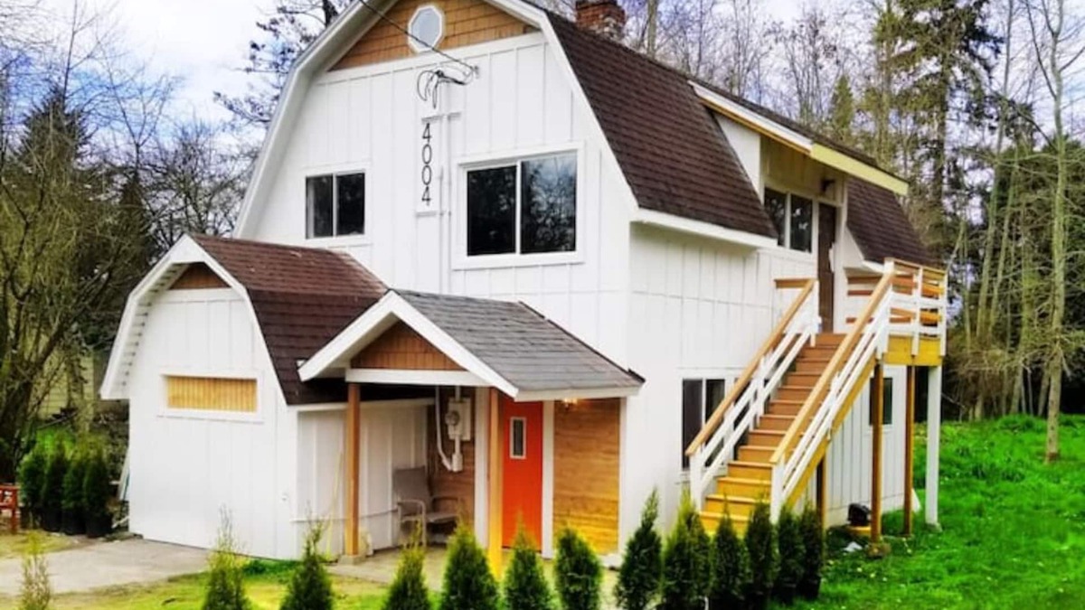 Tukwila Apartment | Updated farm style Apt. w/loft minutes from Airport and Seattle