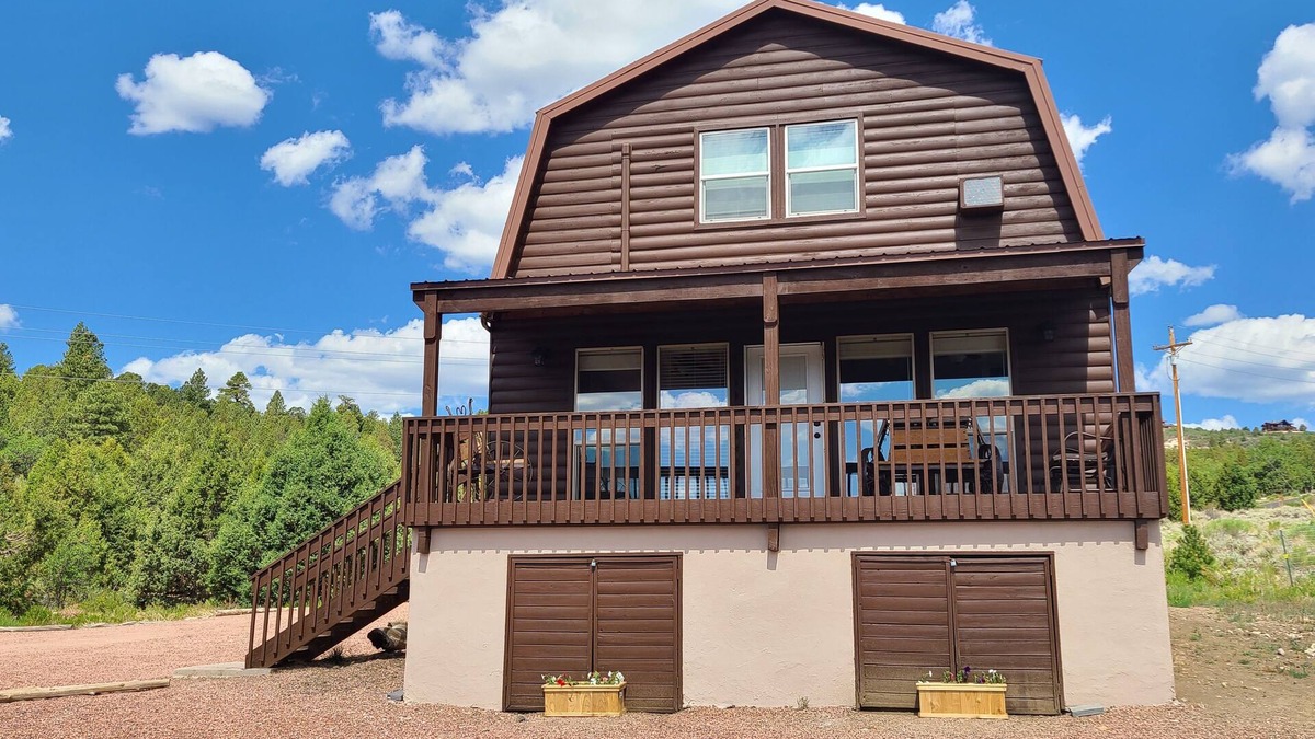 Long Valley Junction Cabin | Updated for 2025! Midway between Bryce & Zion. Hike, Bike, ATV, Stars, Wildlife.