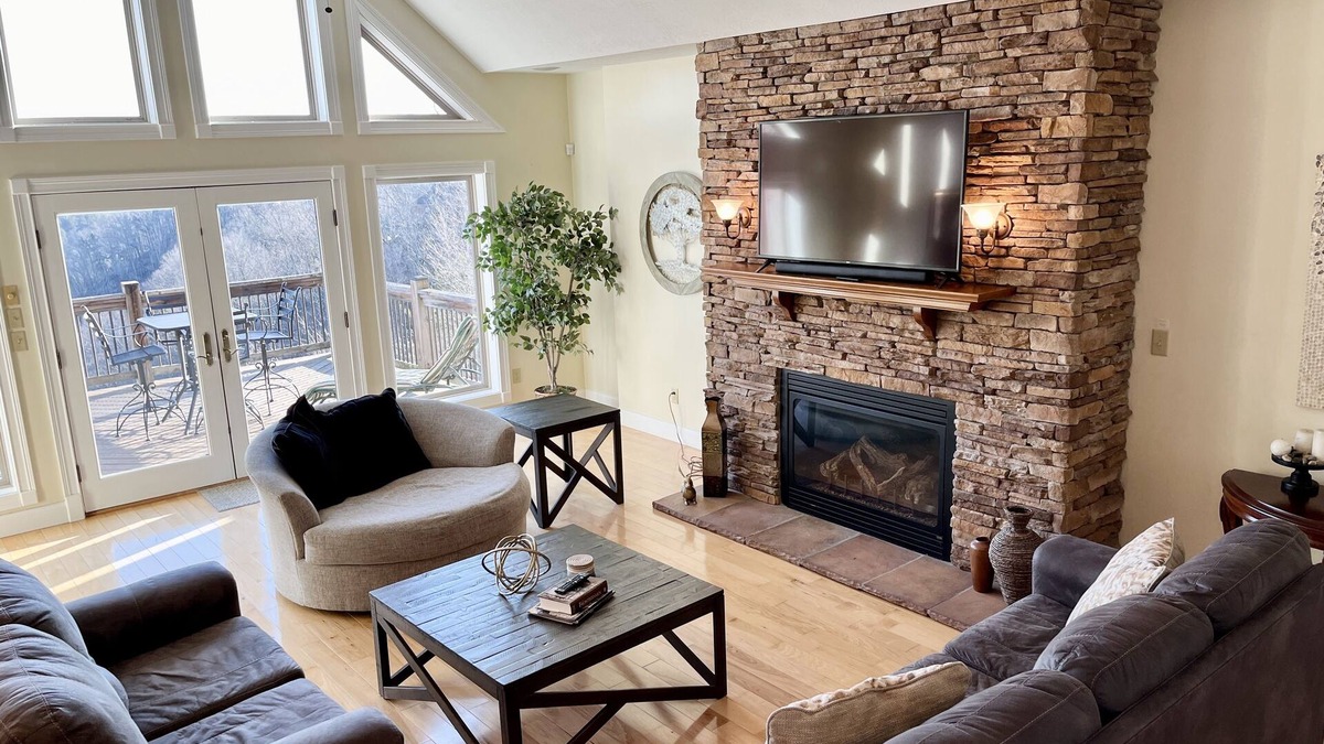 Albany House | Updated Game Room with Arcade Style Games, 7 BR, 2 Kitchens, sleeps up to 25!