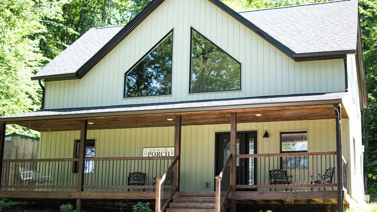 Vallonia House | Updated Getaway in the hills of southern Indiana. Minutes from Starve Hollow SRA