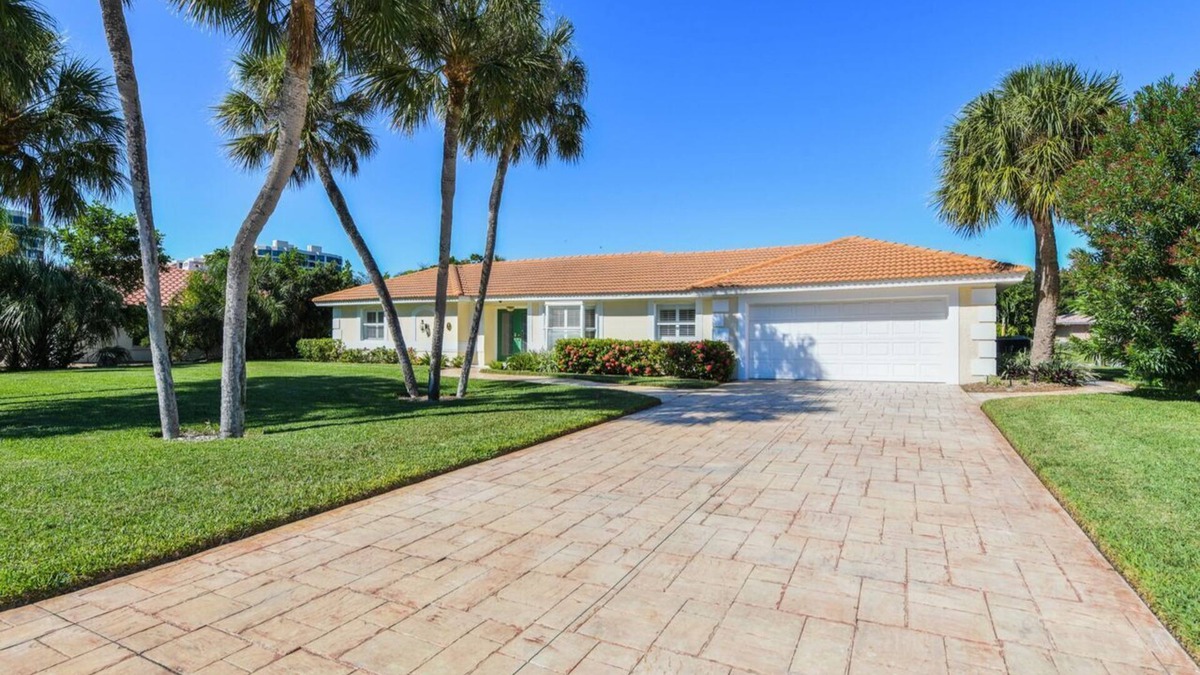 Longboat Key House | UPDATED GORGEOUS CANAL SOUTH END LBK PROPERTY WALK TO BEACH SHOPPING CLOSE BY
