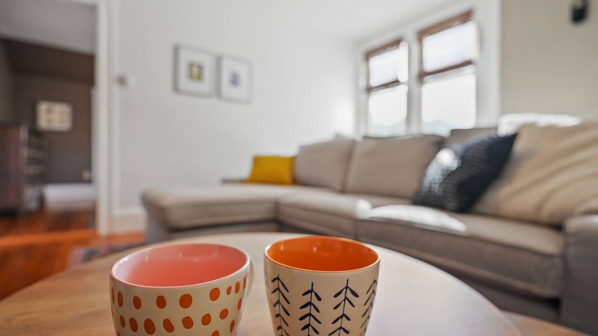 Warren House | Updated, Historic District, Walk to Waterfront. Pet-Friendly! Sleeps 12