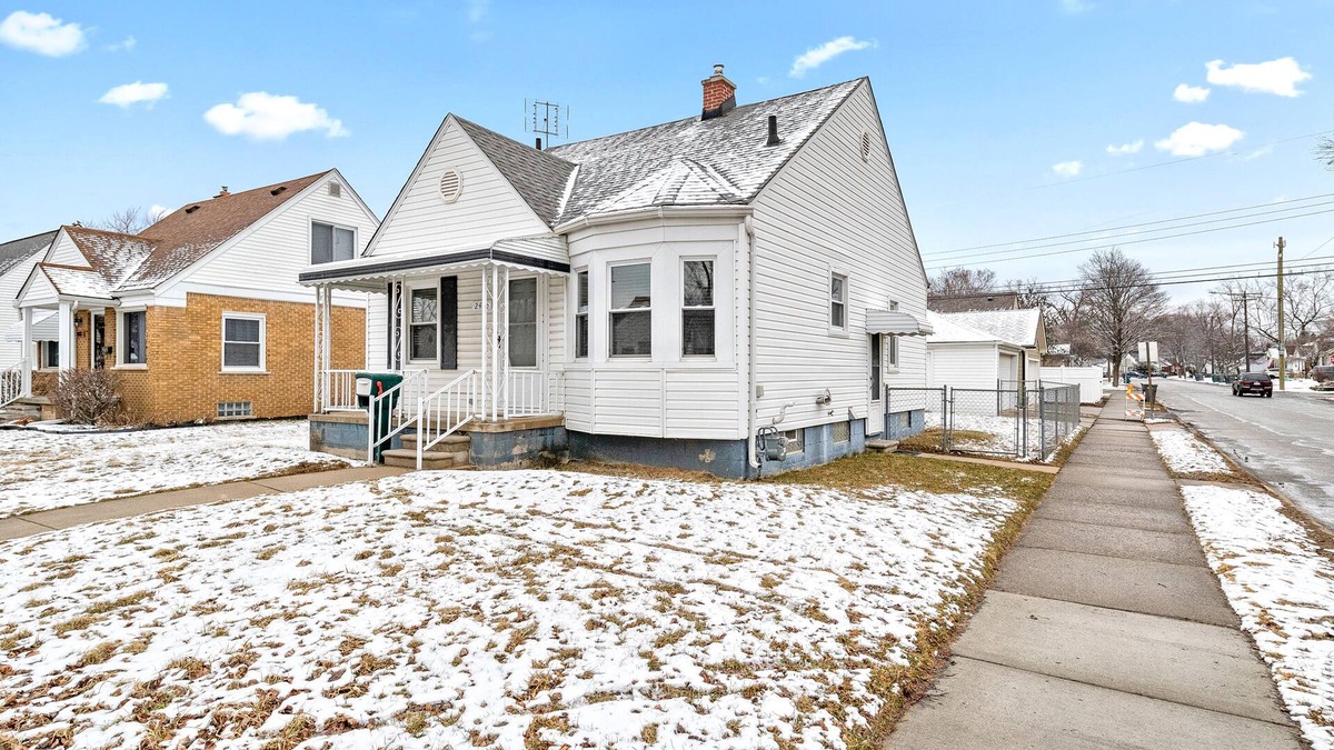 Dearborn House | Updated Home! 10 min to Airport/Greenfield Village