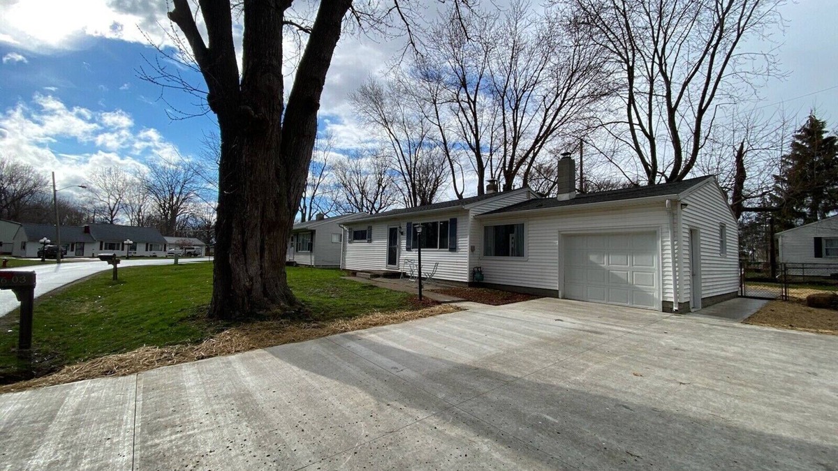Bay View House | Updated home close to Lake Erie attractions & BOAT PARKING & SCREENED IN PORCH.