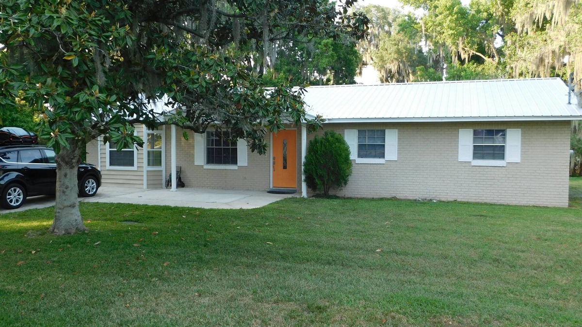 Yalaha House | Updated Home in a Peaceful Community on Lake Harris.Convenient to Mission Inn