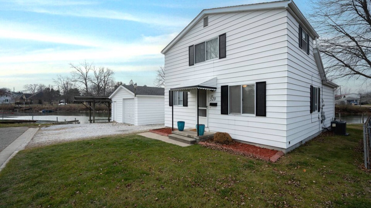 Marine City Cottage | Updated home viewing Belle River Canal