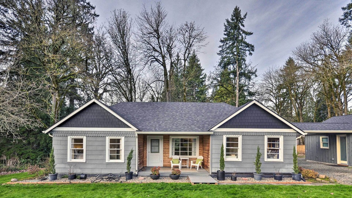 Stafford - Tualatin Valley House | Updated Home w/ Fire Pit ~ 13 Mi to Portland!