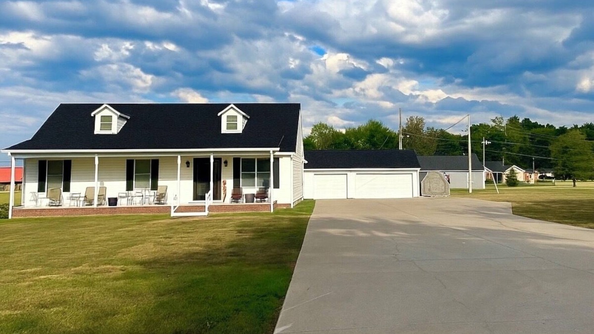 Benton House | Updated home w/huge driveway. Clean, comfy & convenient! Near KY Lake