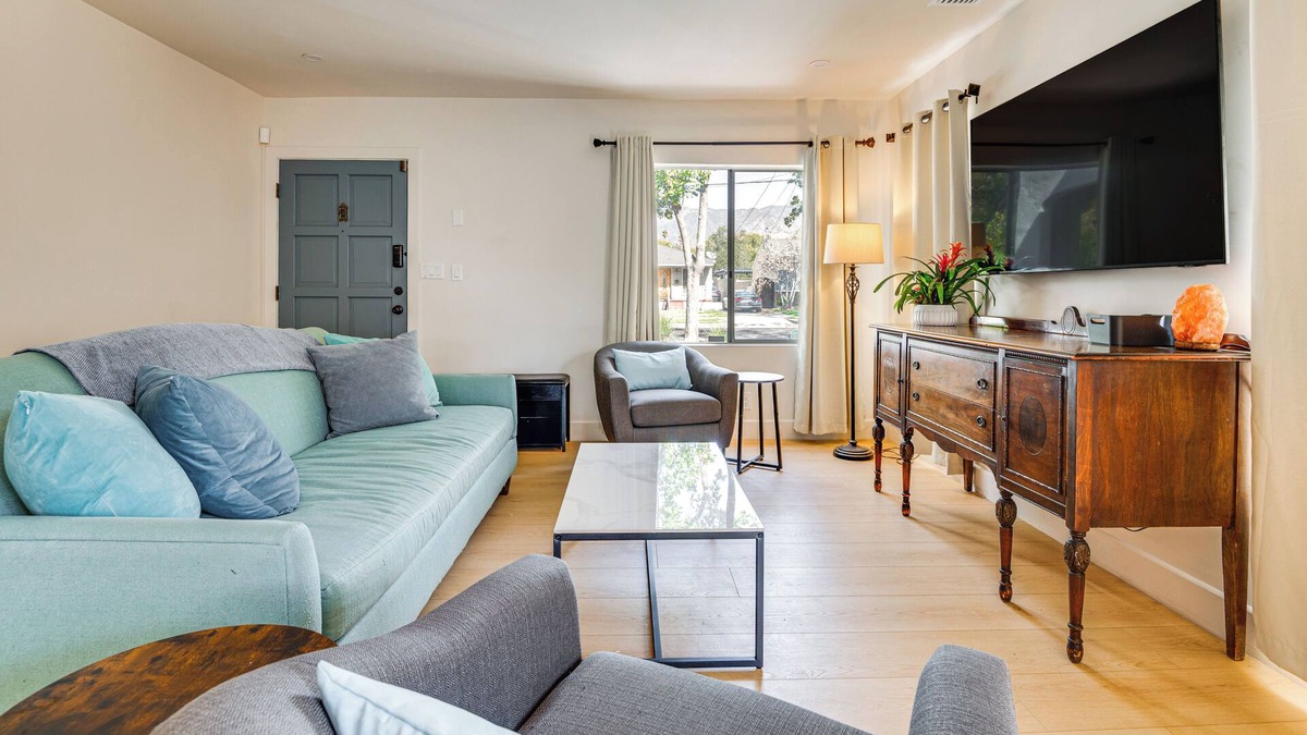 North Central House | Updated Home w/Private Deck, 1 Mi to Rose Bowl!