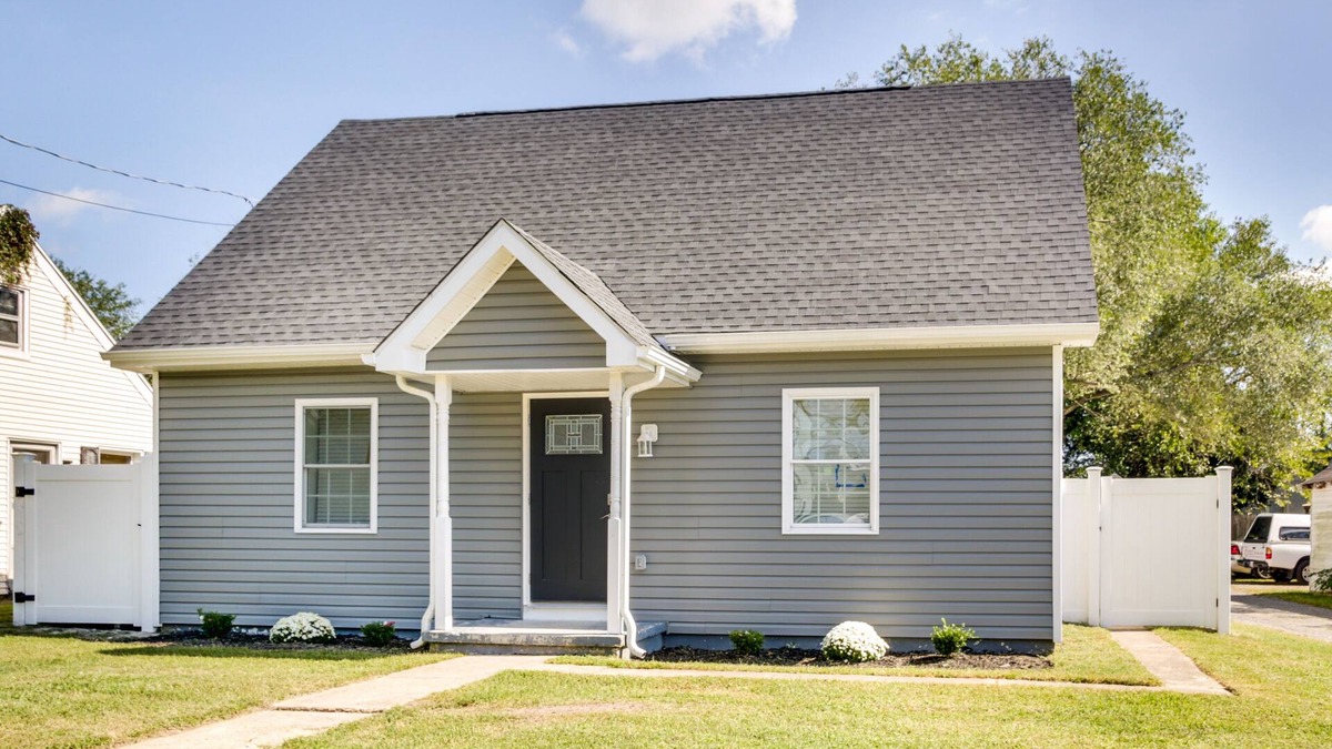 Salisbury House | Updated Home - Walk to Salisbury University!