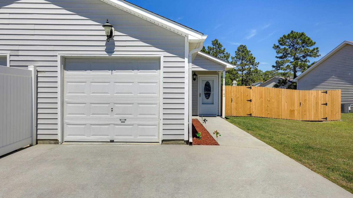 Hubert House | Updated Hubert Vacation Rental 5 Mi to Beaches!