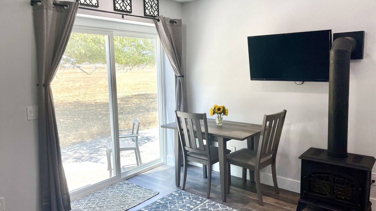 Red Bluff Apartment | Updated In-Law Suite with laundry and patio for Mid Term Stays