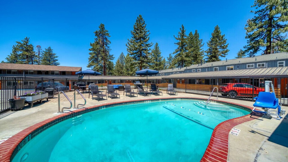 Lakeside Park Hotel | Updated King Bed with Jacuzzi! Stay on Stateline at Blue Jay Lodge