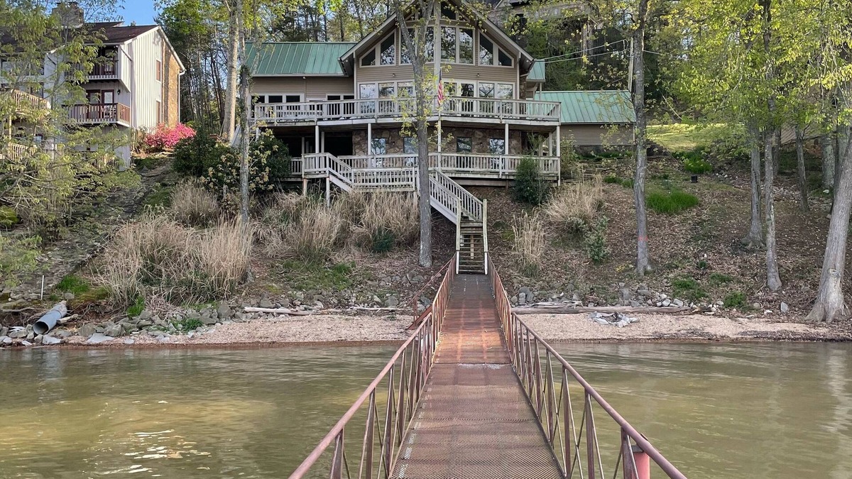 Iuka House | Updated lake house on beautiful Bear Creek!