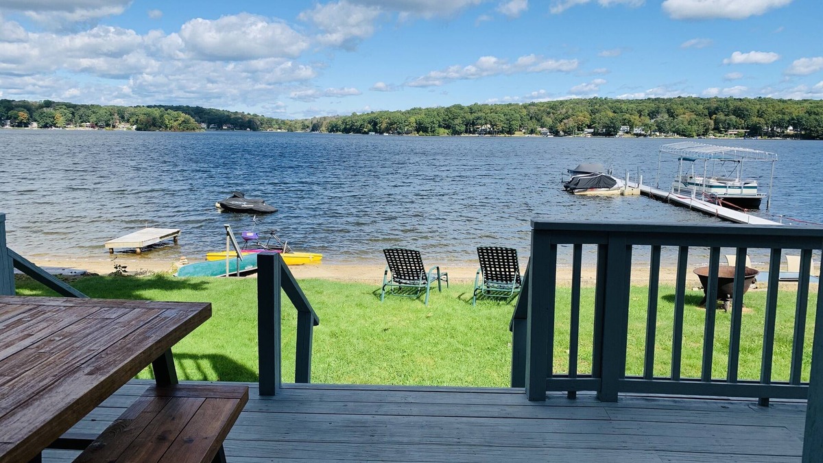 Coventry Lake House | Updated Lakefront House *outdoor tv and water toys- 10 min from UConn