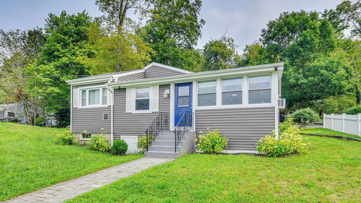 Lakeville Cottage | Updated Lakeville Cottage w/Access to Long Pond