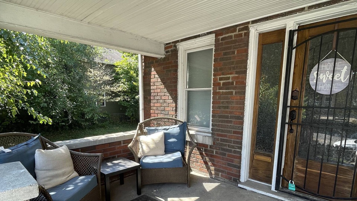 Mapleton/Fall Creek House | UPDATED Large 1910 Home! Remodel! Fast WiFi. Spacious. Fireplace.