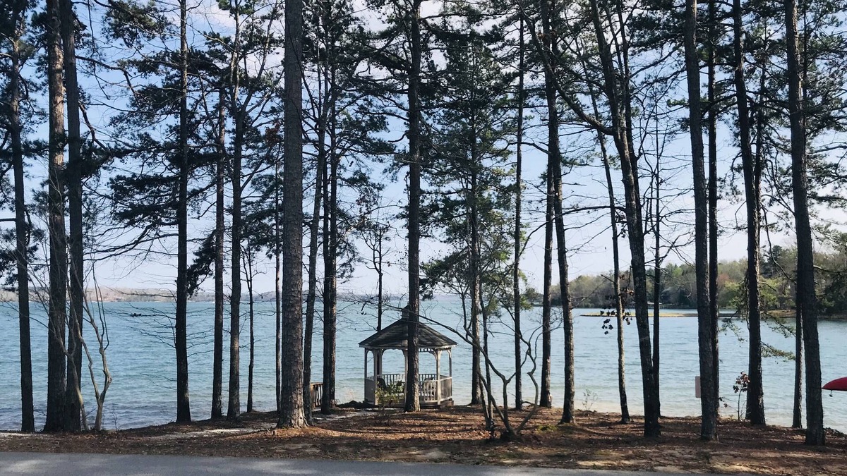 Salem Condo | Updated luxury Keowee Key condo, short drive to Clemson