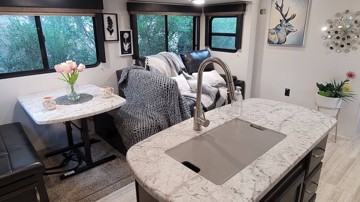 Spicewood House | Updated ! Luxury Lake Travis RV
