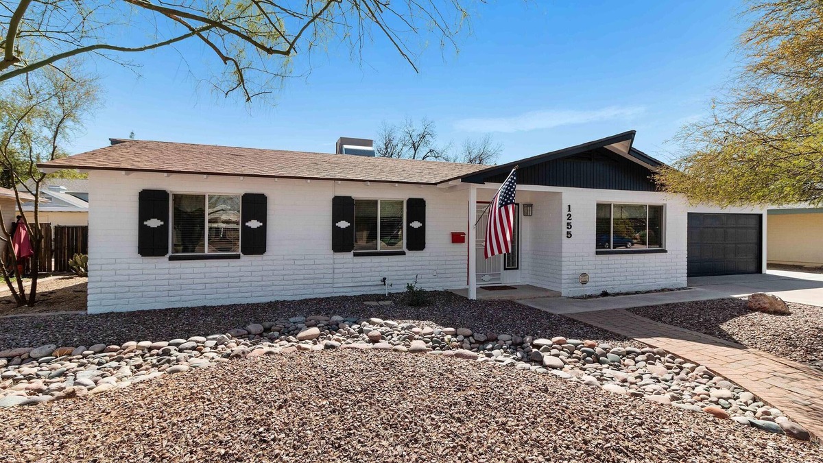 Devonshire Estates House | Updated Luxury - Pool - FAST WiFi - Cub Stadium/Old Town/Dining/Shopping