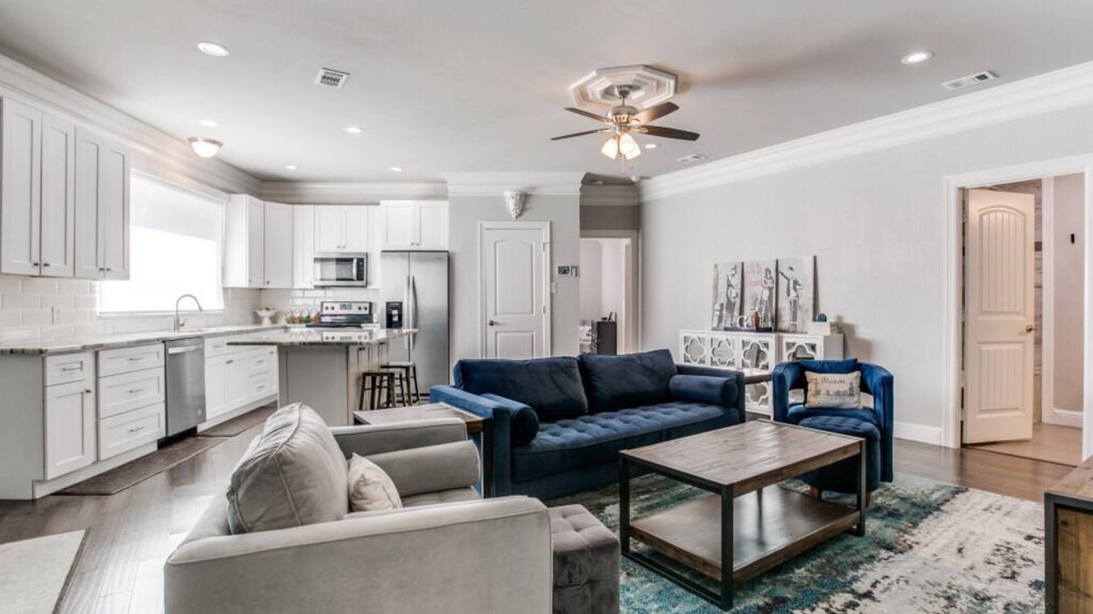 Grapevine House | UPDATED MID CENTURY RANCH IN HISTORIC GRAPEVINE!
