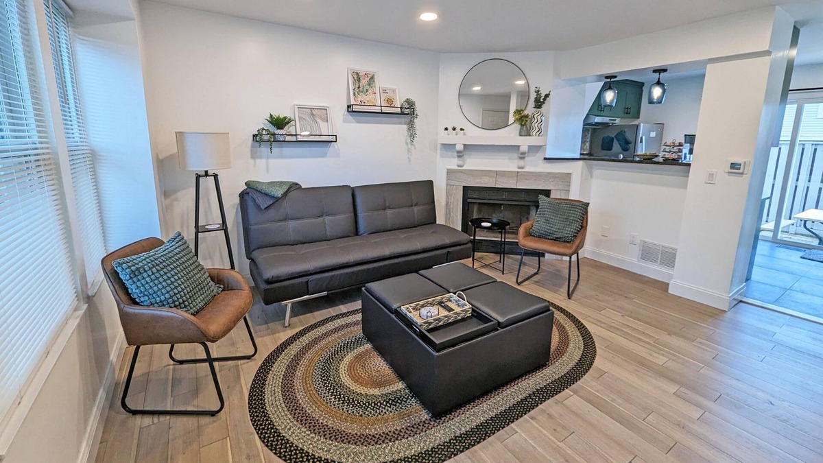 Worthington House | Updated Modern 2-BR Townhouse