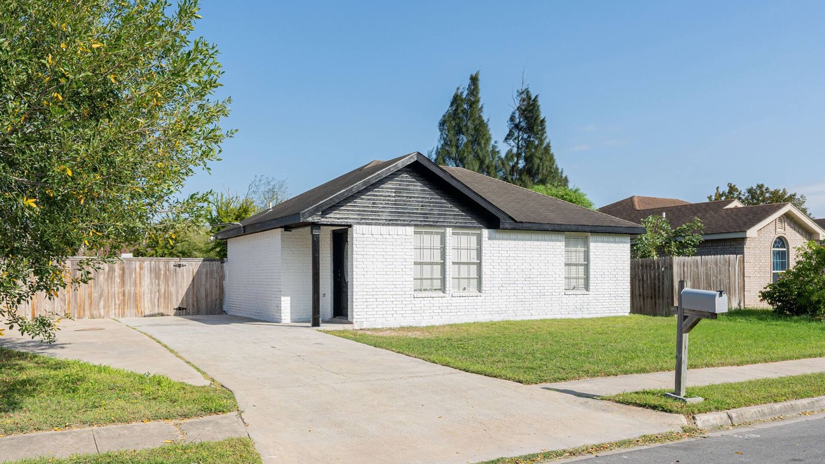 Pharr House | Updated modern 3bedroom 1king 2 queen 1restroom