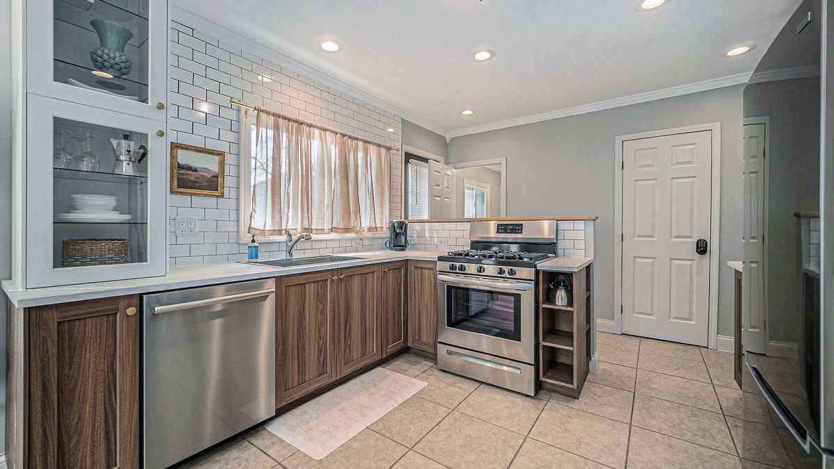 Jackson Apartment | Updated Modern & Spacious 2 bed Apartment Near Everything!