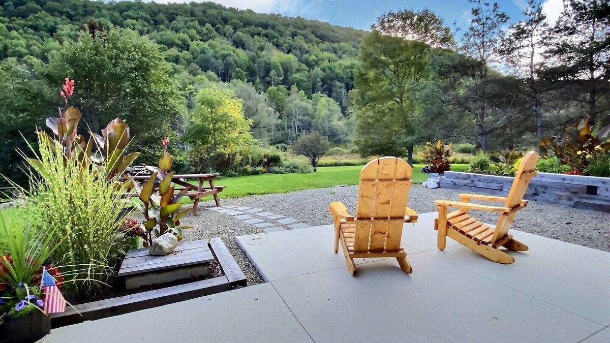 Ellicottville Apartment | Updated & Modern w/King Bed ~ Pet Friendly ~ Sleeps 4 ~ Beautiful views