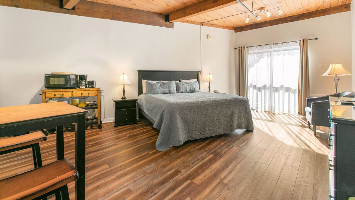 Wintergreen Apartment | Updated Mountain Inn studio - accommodates 2.