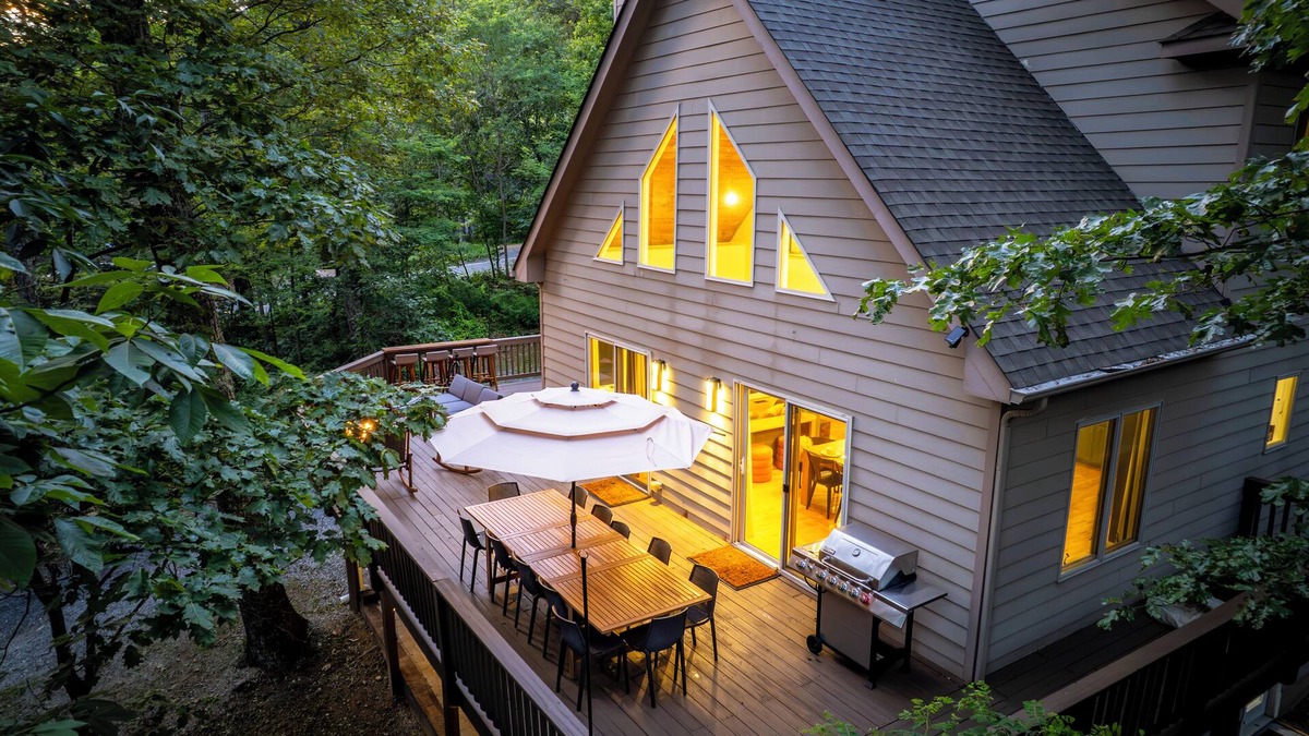 Laurel Ridge House | Updated Mtn House 2 Mins to Resort: 3King Beds, HotTub, Game room, Family & Pets