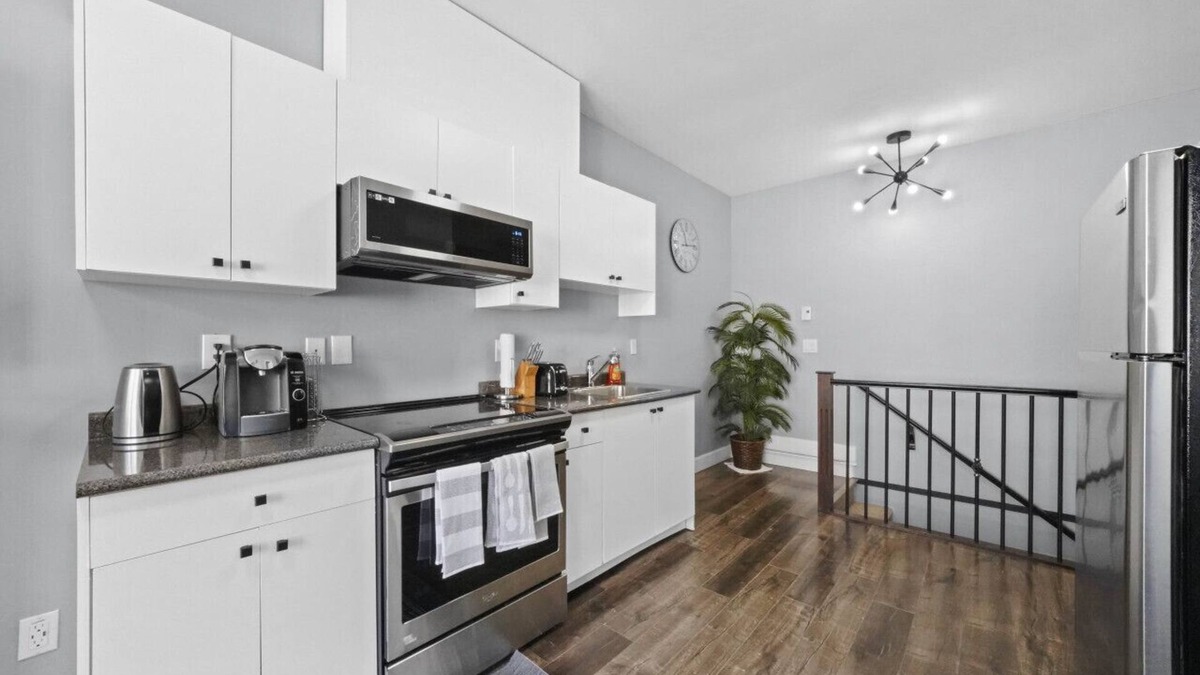 Willoughby Cabin | Updated One Bedroom Carriage Home in Langley